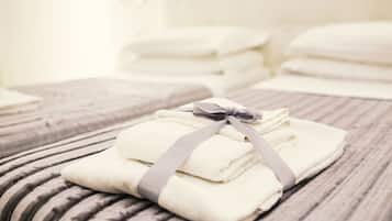 Camera Standard con letto matrimoniale o 2 letti singoli, vista cortile | Schreibtisch, kostenloses WLAN, Bettwäsche