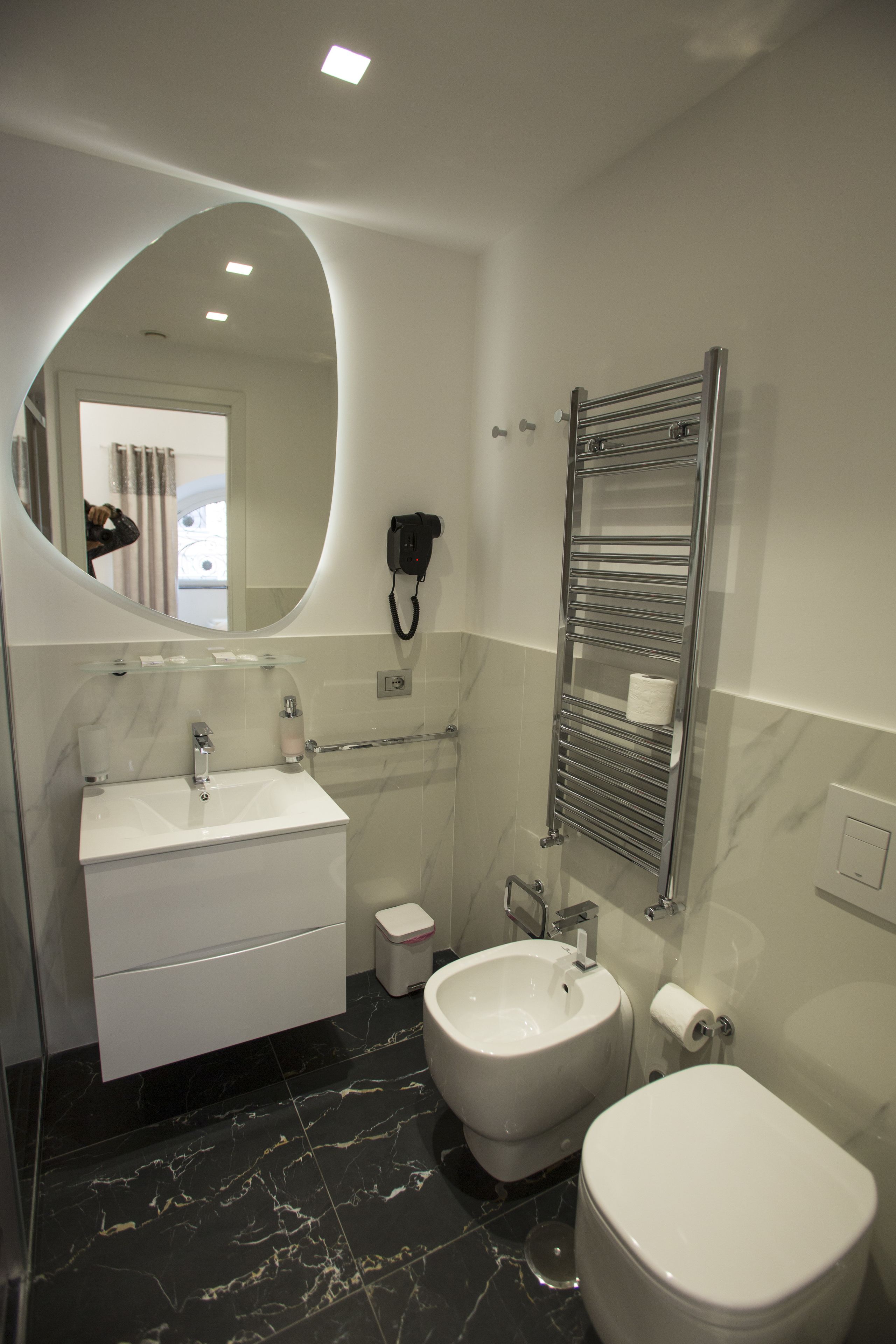 Camera tripla, vista città | Bathroom