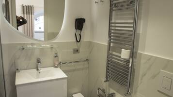 Camera tripla, vista città | Bathroom