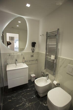 Camera tripla, vista città | Badezimmer