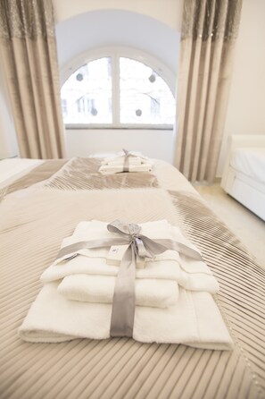 Camera tripla, vista città | Desk, free WiFi, bed sheets - San Pietro Grand Suite (Rome)