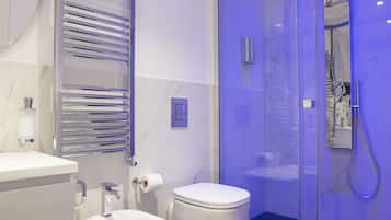 Suite, City View (ARGENTO) | Bathroom | Shower, towels