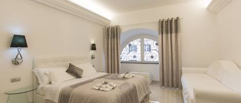 Camera tripla, vista città | Schreibtisch, kostenloses WLAN, Bettwäsche