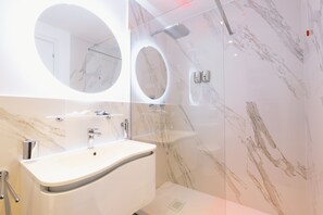 Panorama vierpersoonskamer | Een bureau, gratis wifi, beddengoed