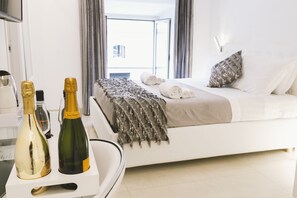 Standaard vierpersoonskamer | Een bureau, gratis wifi, beddengoed