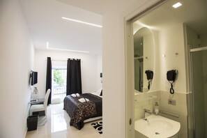 Doppia Superior, vista città | Desk, free WiFi, bed sheets - San Pietro Grand Suite (Rome)