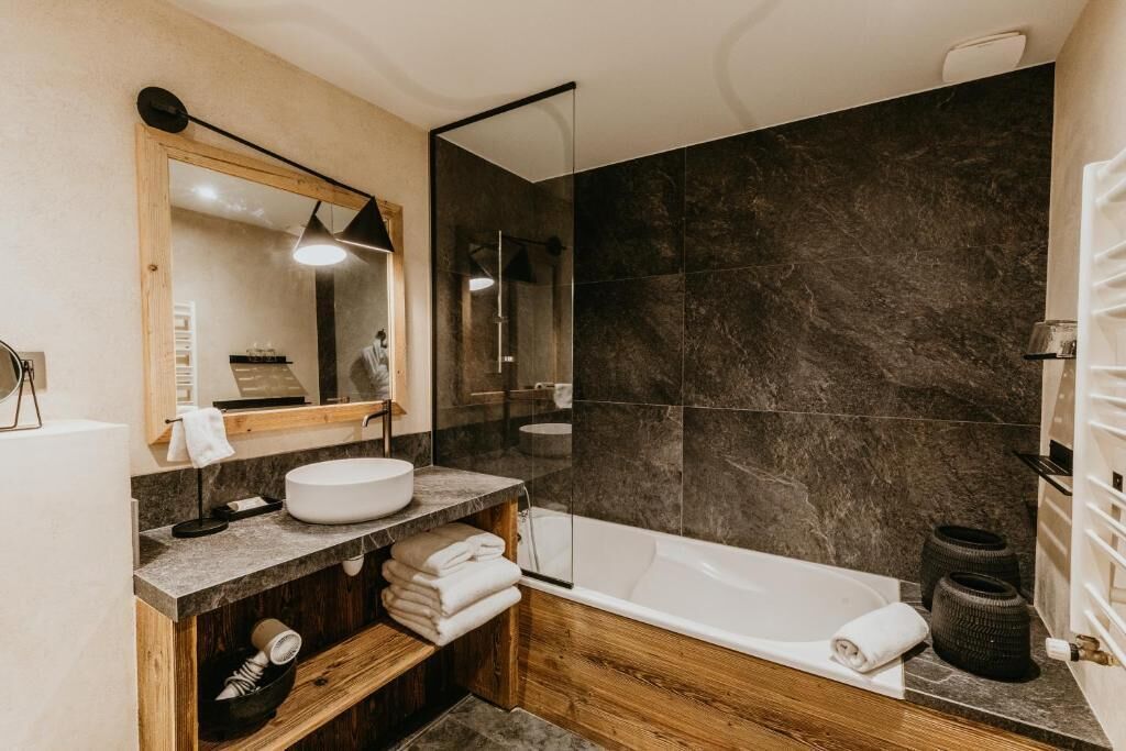 Kamar Double Comfort, pemandangan gunung | Kamar mandi | Bathtub besar, perlengkapan mandi desainer,  dan jubah mandi