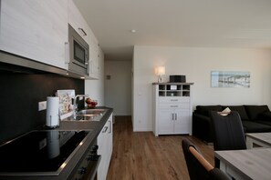 Quartier Hohe Geest 19 | Cucina privata | Frigorifero con congelatore, microonde, forno, piano cottura