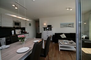 Quartier Hohe Geest 19 | Private kitchen | Full-size fridge, microwave, oven, stovetop