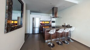 Appartement | Cuisine privée | Cafetière/bouilloire, réfrigérateur, micro-ondes, four