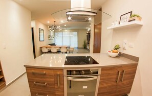 Apartment | Eigene Küche | Kühlschrank, Mikrowelle, Ofen, Wasserkocher mit Kaffee-/Teezubehör