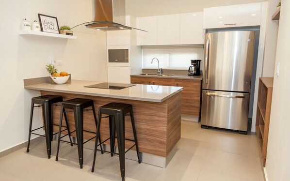 Departamento | Cocina privada | Refrigerador, microondas, horno y cafetera y tetera 