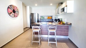 Departamento | Cocina privada | Refrigerador, microondas, horno y cafetera y tetera 