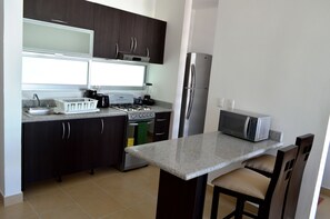 Departamento urbano, 2 habitaciones | Cocina privada | Refrigerador, microondas, horno y cafetera y tetera 