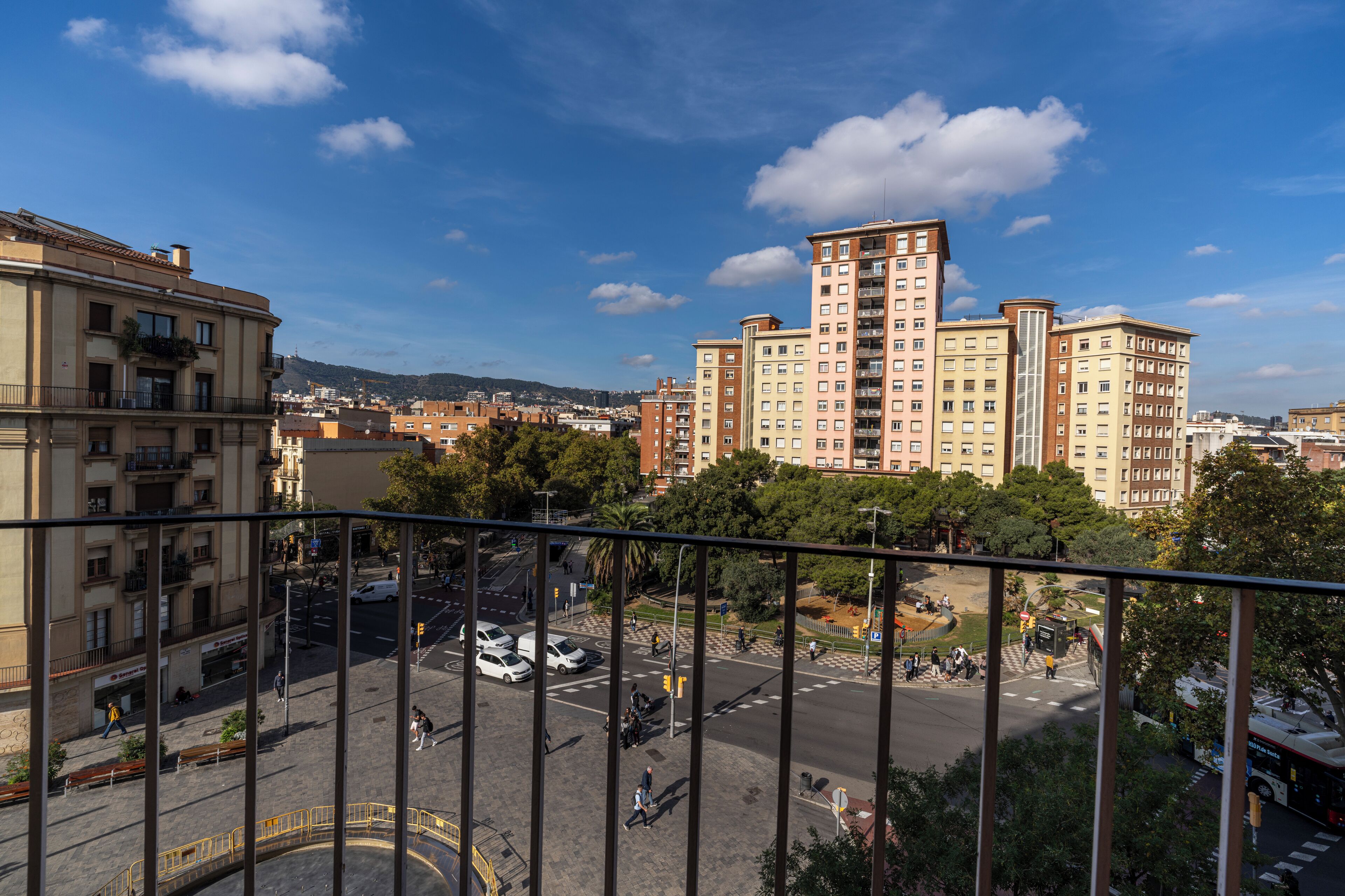 Quarto conforto, sacada, vista para a cidade | Edredons de pluma, individualmente decorados, individualmente mobiliados