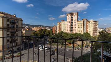 Comfort-Zimmer, Balkon, Stadtblick | Daunenbettdecken, individuell dekoriert, individuell eingerichtet