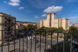 Down duvets, individually decorated, individually furnished, free WiFi - Hostal Sans (Barcelona)