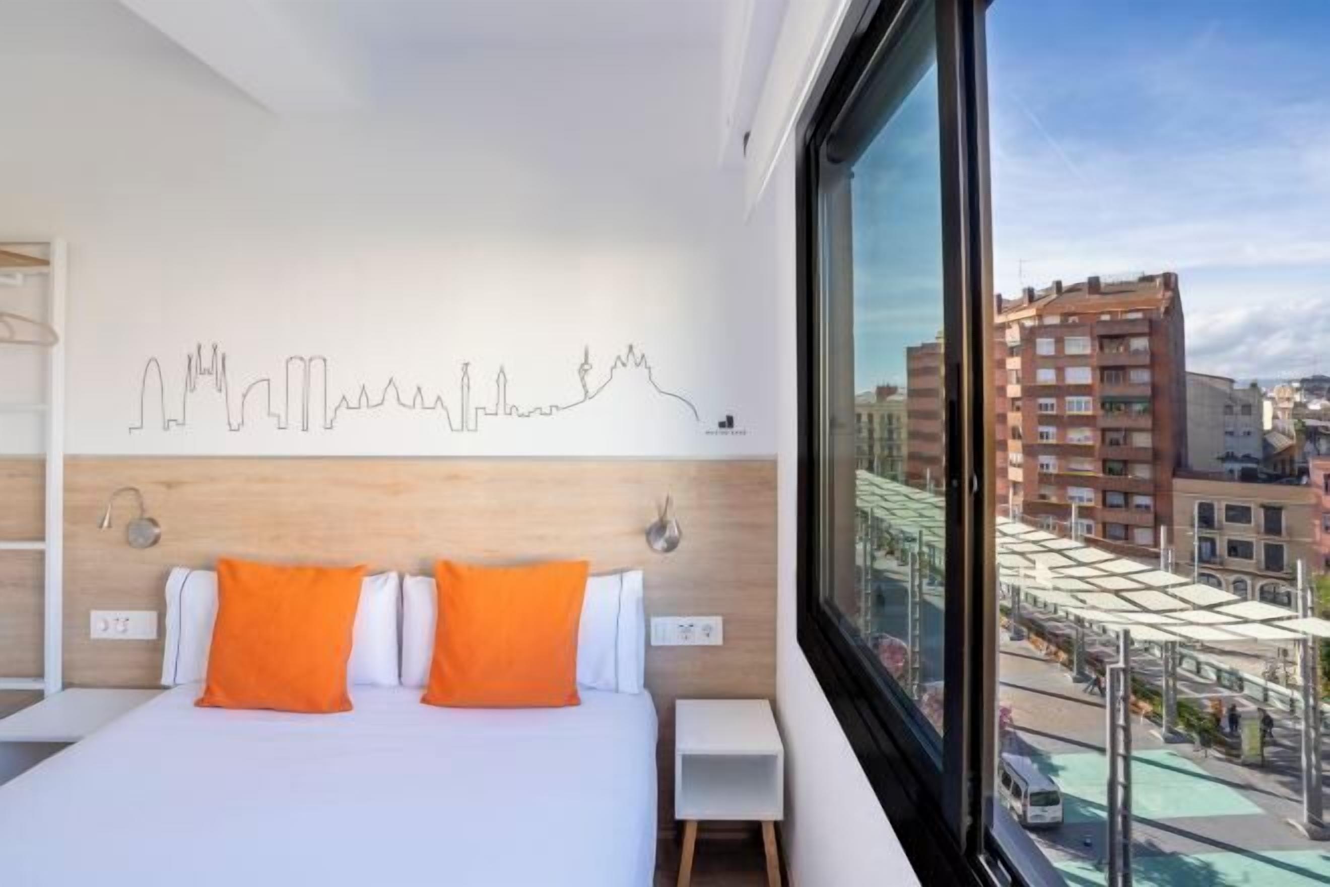 Cubrecamas, decoración personalizada, muebles diferentes y wifi gratis 