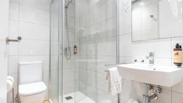 Chambre Triple Confort, vue ville | Salle de bain | SĂšche-cheveux, serviettes fournies, savon, shampoing