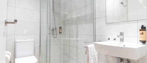 Comfort Triple Room, City View | Bathroom | Hair dryer, towels, soap, shampoo