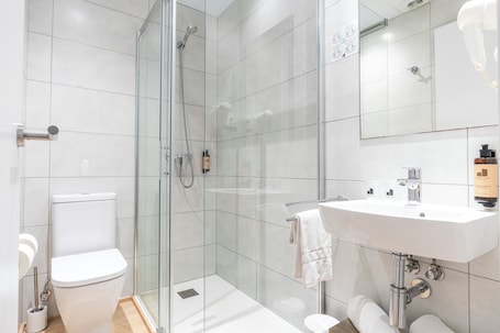 Comfort Triple Room, City View | Bathroom. Hostal Sans