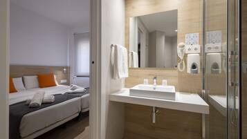 SĂšche-cheveux, serviettes fournies, savon, papier toilette