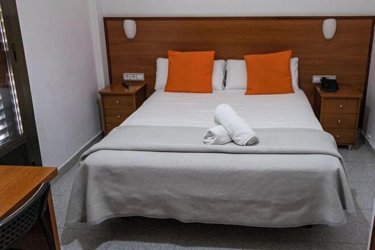 Edredón, decoración personalizada, muebles diferentes y escritorio
