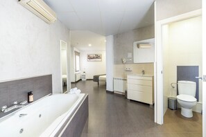 Superior Room, Jetted Tub | Bathroom | Hair dryer, towels, soap, shampoo - Hostal Sans (Barcelona)