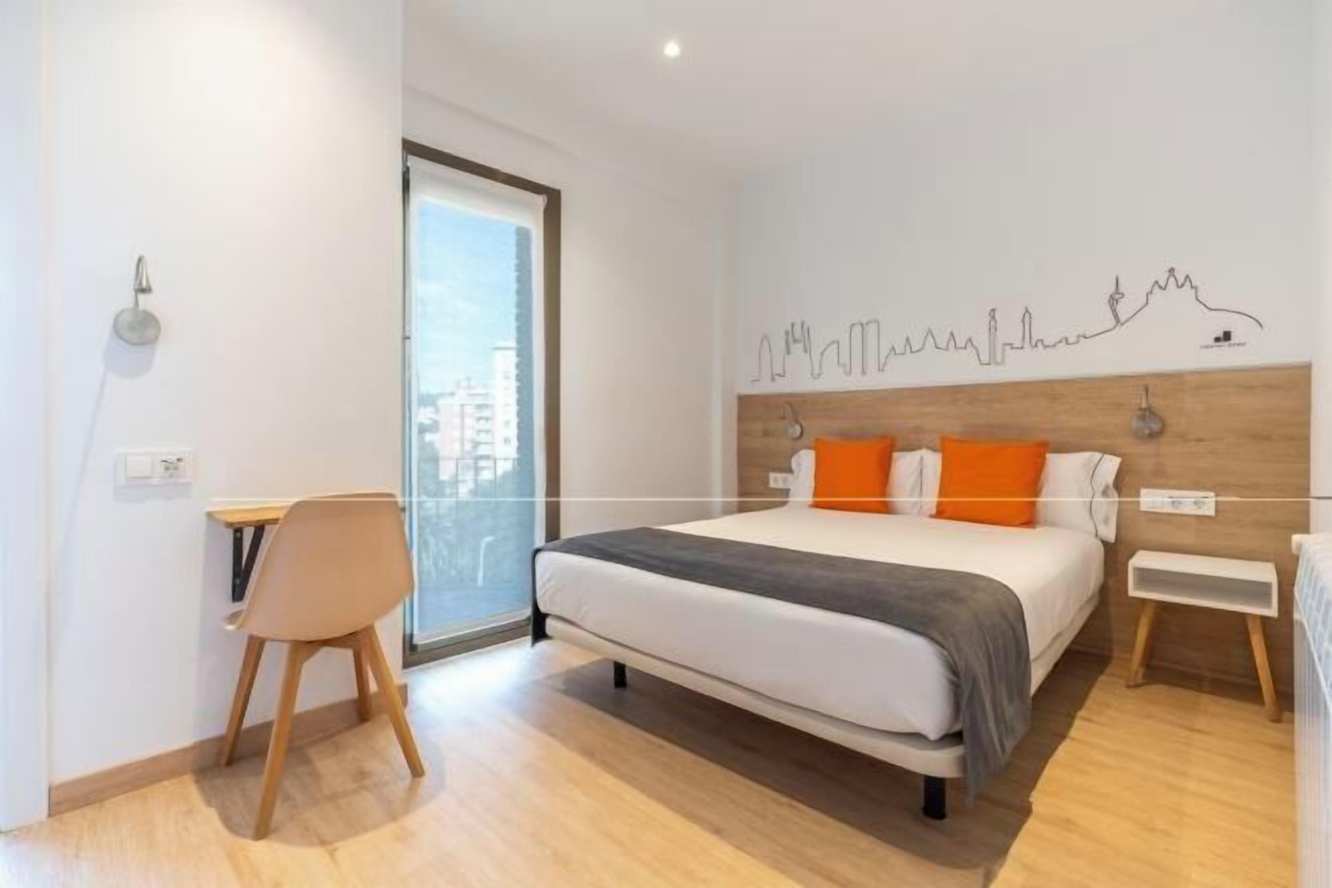 Cubrecamas, decoración personalizada, muebles diferentes y wifi gratis 