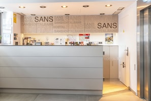 Interior entrance - Hostal Sans (Barcelona)