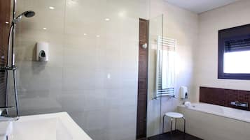 Habitación superior, bañera de hidromasaje | Edredones de plumas, decoración individual, mobiliario individual