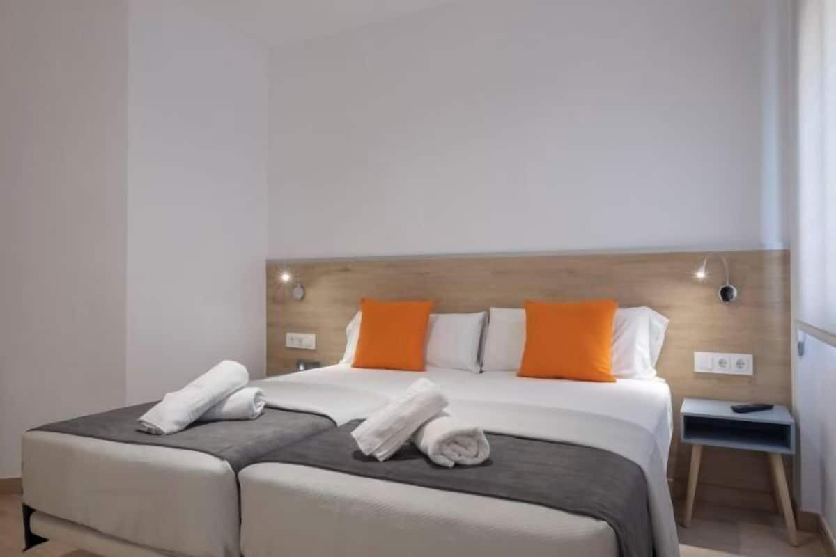 Edredón, decoración personalizada, muebles diferentes y escritorio