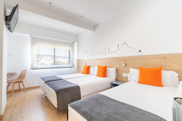 Down duvets, individually decorated, individually furnished, free WiFi - Hostal Sans (Barcelona)