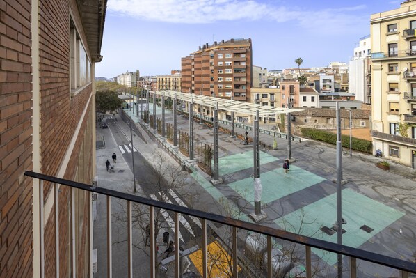 Quarto solteiro, sacada, vista para a cidade | Vista do quarto