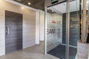 Interior entrance - Hostal Sans (Barcelona)