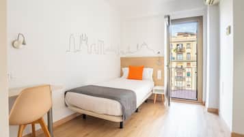 Quarto solteiro, sacada, vista para a cidade | Edredons de pluma, individualmente decorados, individualmente mobiliados