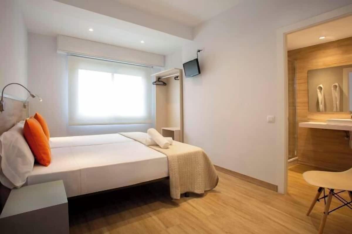 Edredón, decoración personalizada, muebles diferentes y escritorio