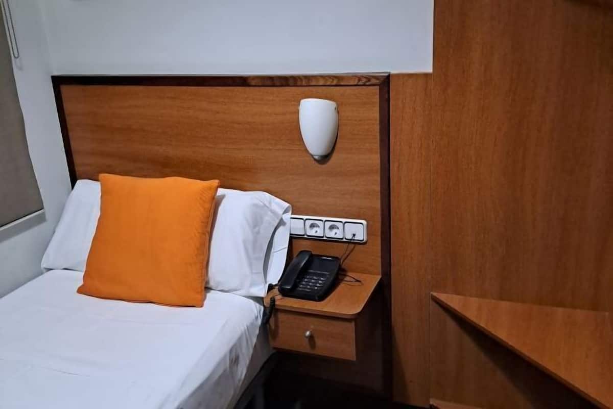 Edredón, decoración personalizada, muebles diferentes y escritorio