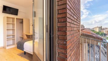 Enkelrum - balkong - utsikt mot staden | Duntäcken, individuell inredning, unika möbler och skrivbord