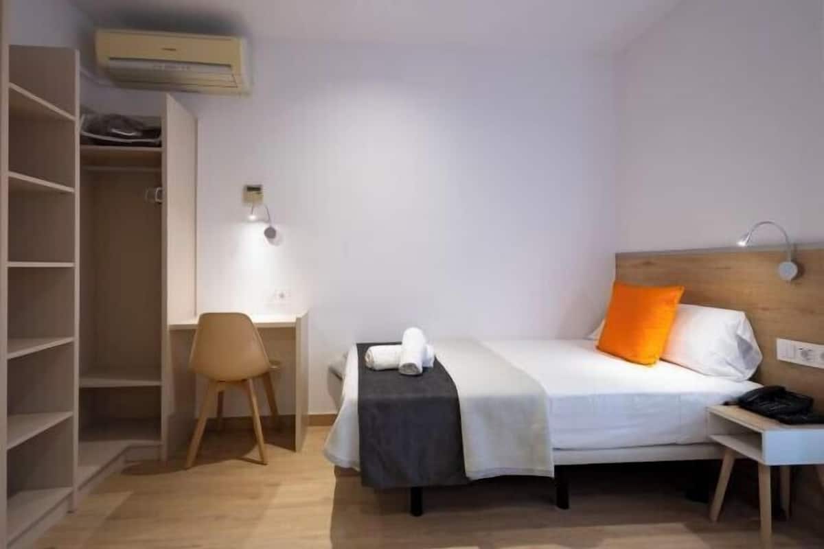Edredón, decoración personalizada, muebles diferentes y escritorio