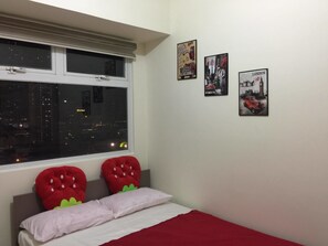 Condo Deluxe | Decoración personalizada, muebles diferentes y escritorio