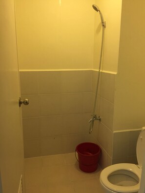Deluxe-lejlighed | Badeværelse | Bruser, gratis toiletartikler, hjemmesko, håndklæder