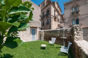 Courtyard - Intalloi (Noto)
