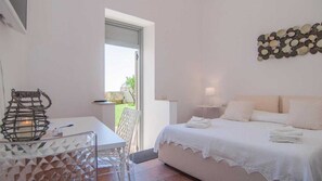 Quarto casal luxo, no jardim | Roupas de cama premium, cofres nos quartos, escrivaninha