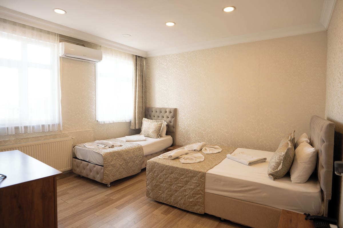 Habitación triple superior | Ropa de cama de alta calidad y minibar