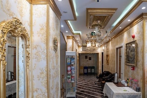 Coin salon dans le hall
