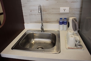Fridge, electric kettle - Toyoko Inn Cebu (Mandaue)