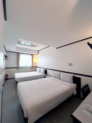 In-room safe, desk, blackout drapes, free WiFi - Toyoko Inn Cebu (Mandaue)