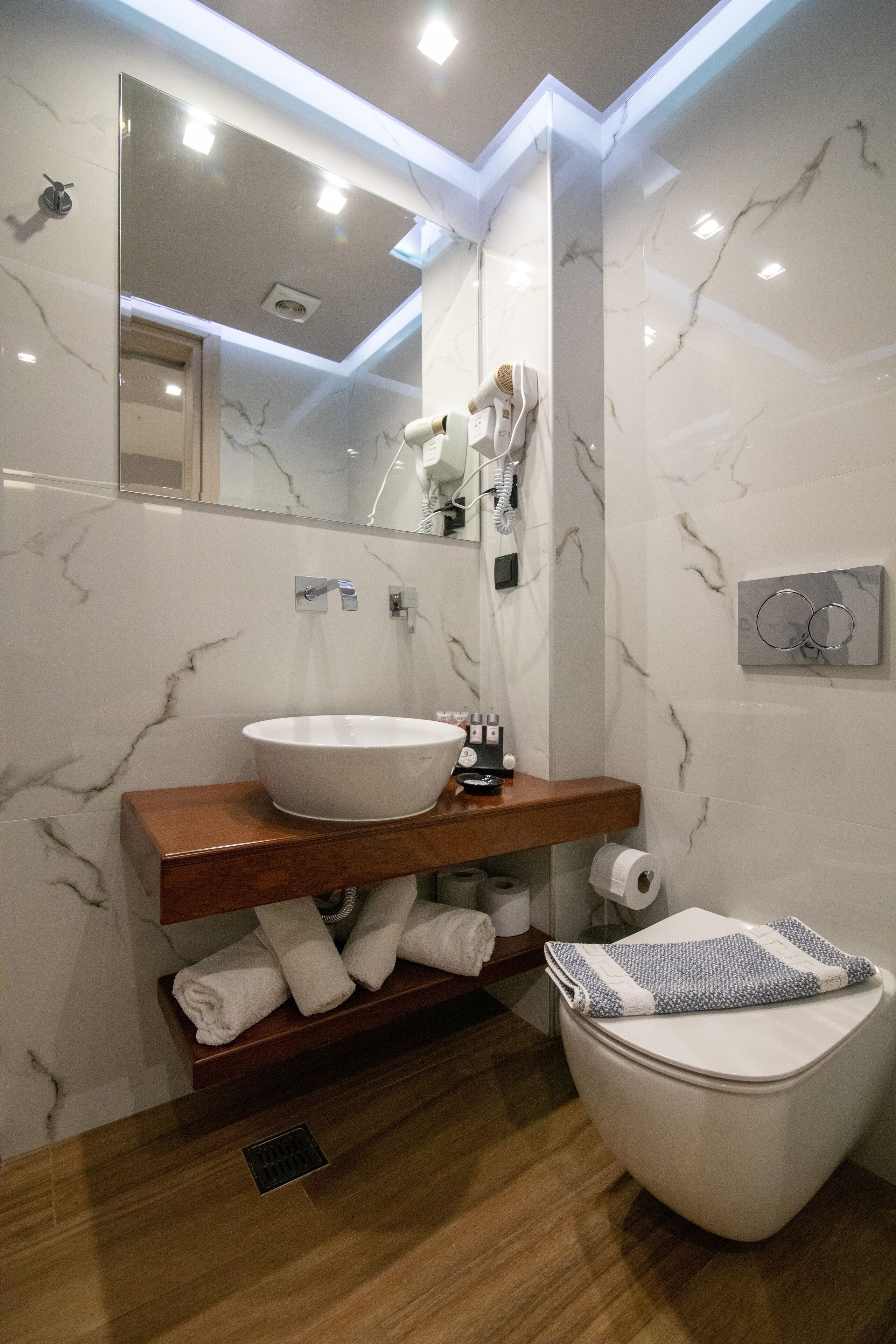 double room, sea view | 1 bedroom, minibar, in-room safe, desk