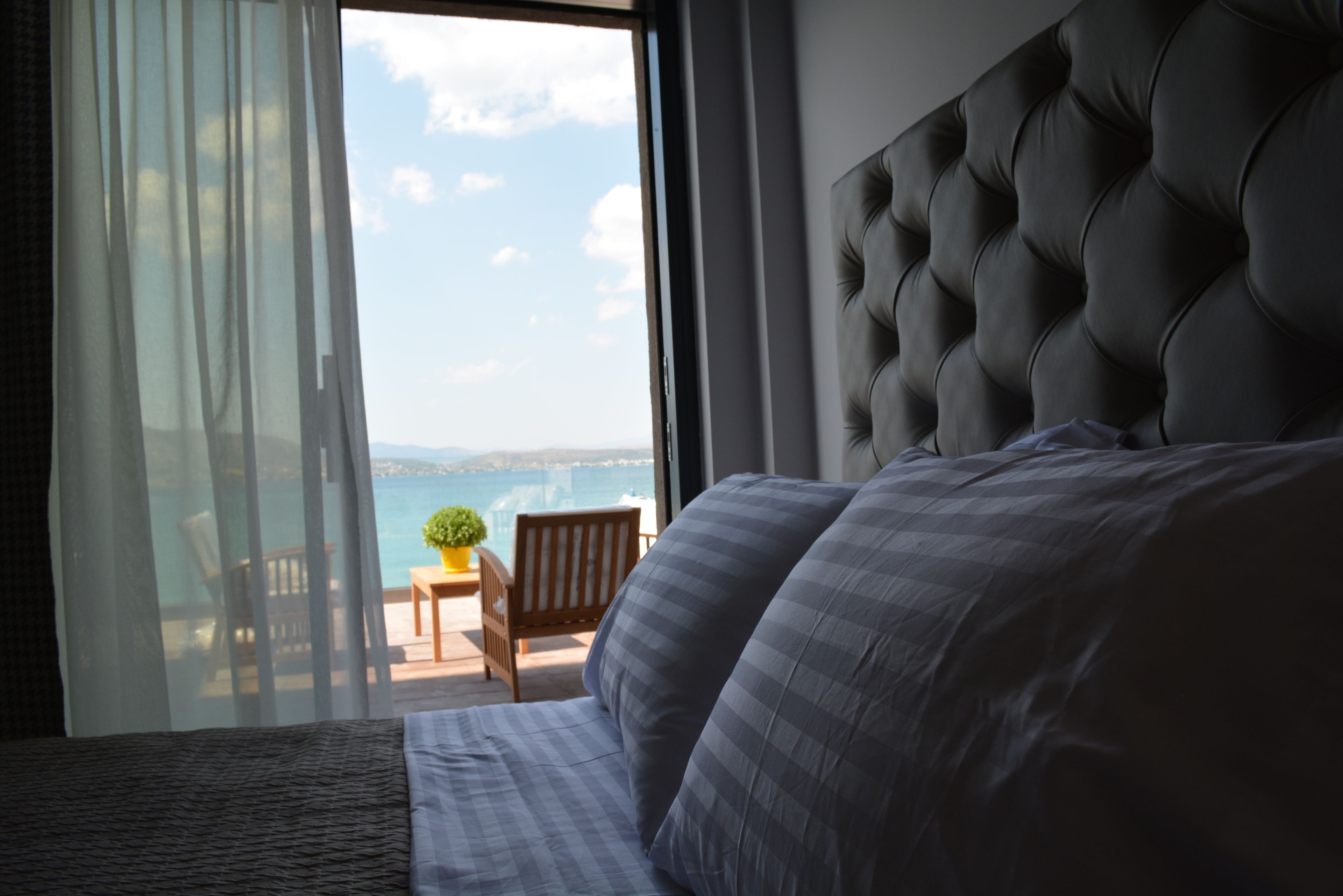 Honeymoon Suite, Hot Tub, Sea View | Minibar, in-room safe, desk, soundproofing